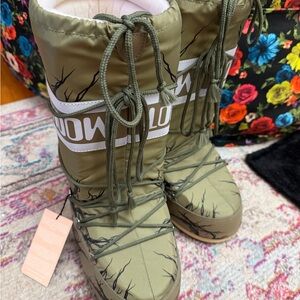 Stranger Things x Moon Boot Olive Snow Vines Boots
